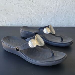 Crocs Sanrah hammered silver disc flip flop sandals womens Size 11